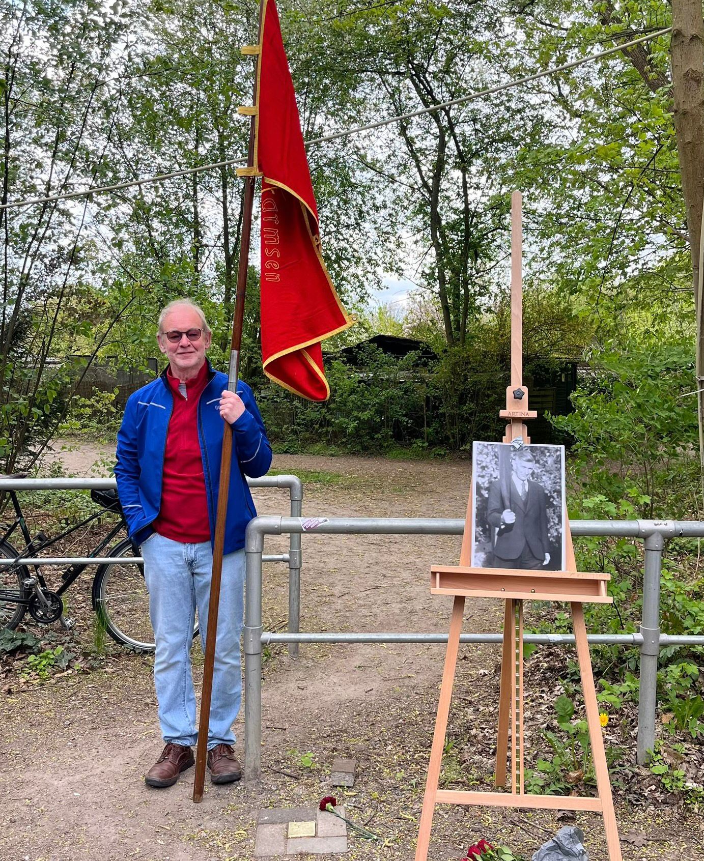 Du betrachtest gerade Bewegende Momente am 25. April in Farmsen-Berne bei der Einweihung des Stolpersteins für Hermann Saalfeld.